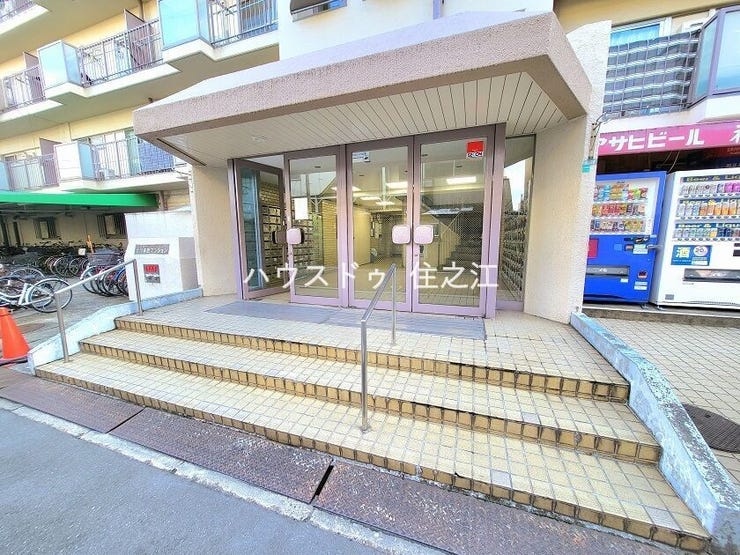 ★エントランスには庇(屋根)がございますので雨の日も安心♪