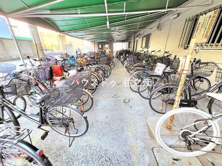 ★屋根付きの駐輪場ですので雨の日も安心。サドルが濡れる事も無いですね!