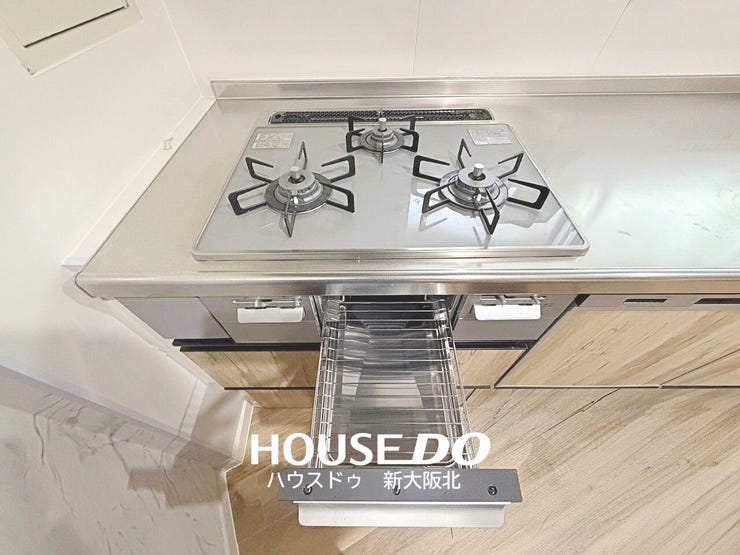 ■コンロの横にスパイスケースがあるのも嬉しいポイント♪
■料理をしながらサッと取り出せるだけではなく、ホコリや油汚れから調味料を守り、清潔にお使いいただくことができます!