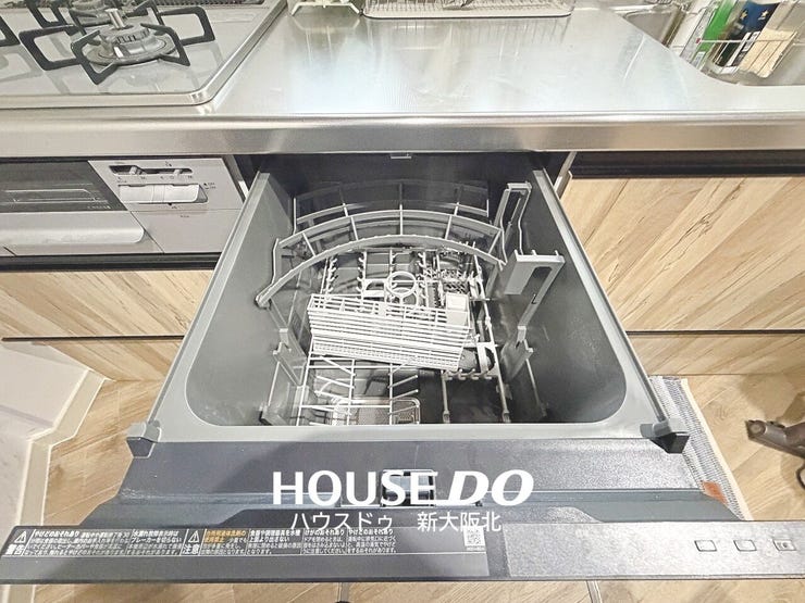 ■スライド式で食器の出し入れがしやすい食器洗浄乾燥機付きです!
■高温洗浄で水では落ちにくい頑固な油汚れもスッキリ!
■食器も清潔に保てます!手荒れの心配もなく家事もはかどりますね!