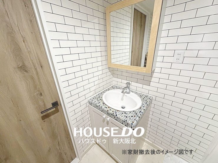 ■タイルの洗面台は耐水・耐久性に優れている、カビにくいのが特徴です◎
■鏡裏は収納スペースになっています!