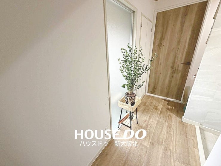 ■廊下にある大きな採光窓からは外からの光が入り、明るい玄関スペースです◎
■日中は照明を付ける必要がないので省エネにもつながりますね◎