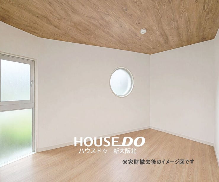 ■おしゃれな採光窓のあるお部屋です♪
■外からは室内が見えない素材を使用しているので、プライバシーを守りつつ自然の光を取り入れます◎