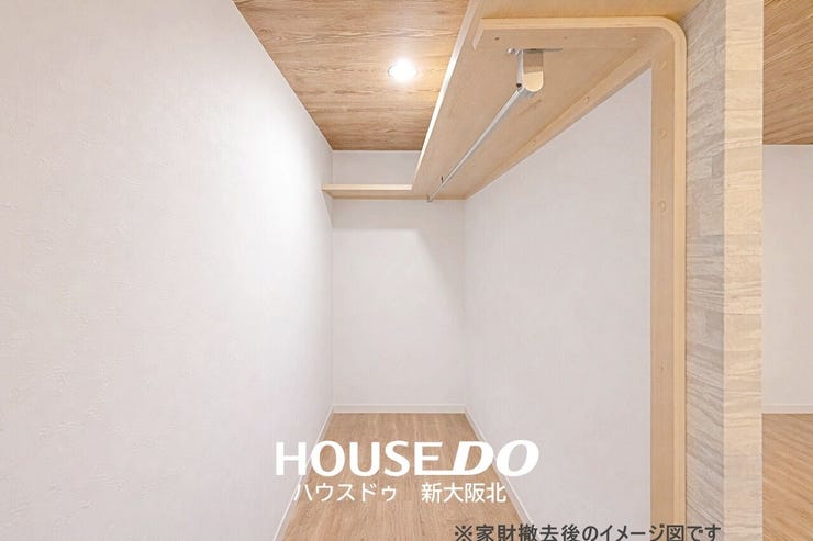 ■ハンガーポールや棚が付いていて使い勝手の良さそうなウォークインクロークです♪
■造り付けの収納は地震の揺れで倒れる心配がないので、防災面でも安心です!
