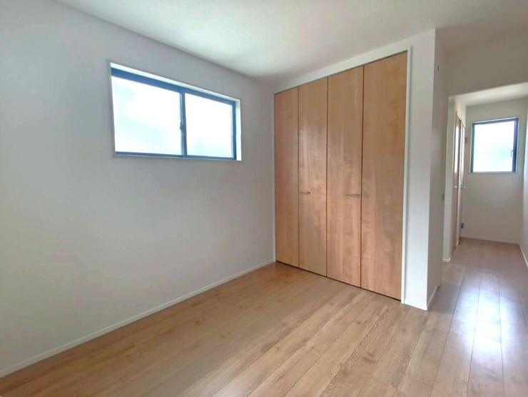 窓からたっぷりと日が差し込む明るい部屋です