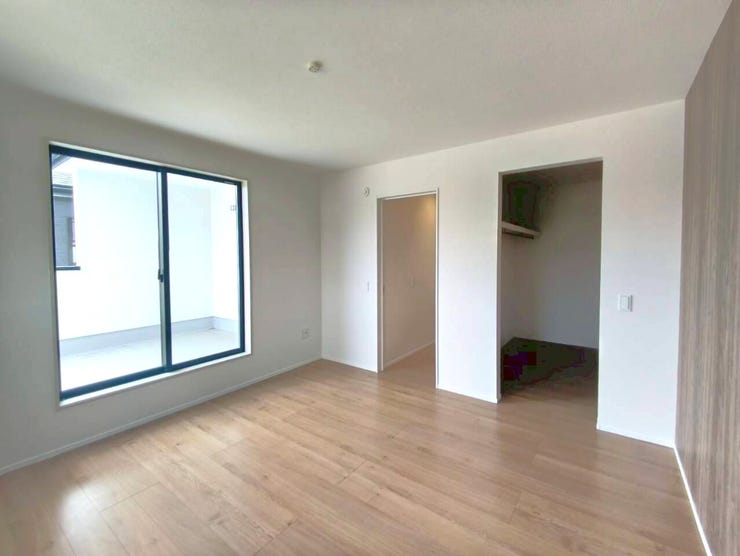 大きな窓からバルコニーにつながっており、広々とした開放的な部屋です
