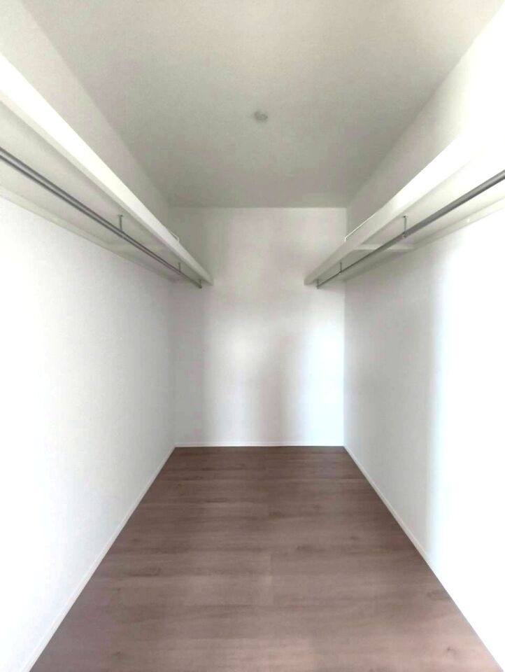 季節ものの衣類もまとめて収納できるため衣替えの手間が省けます