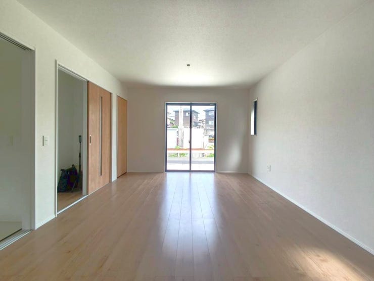 南向きの窓からたっぷりと日が差し込む明るいリビングです