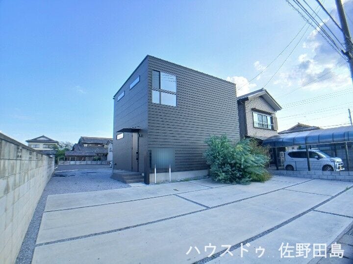 【駐車場】
お車4台停められます♪