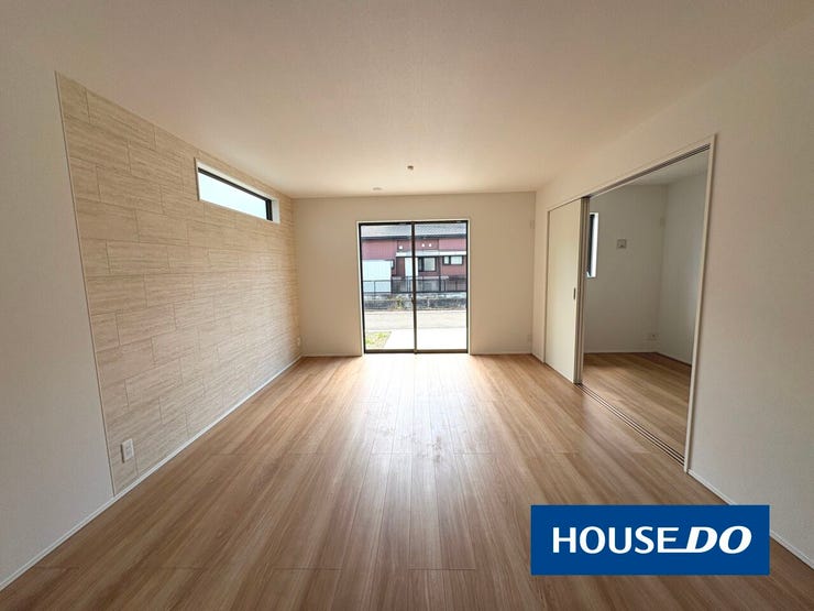 【リビング】
16.75帖のリビング。南向きの窓から明るい光が差し込むあたたかな空間です♪