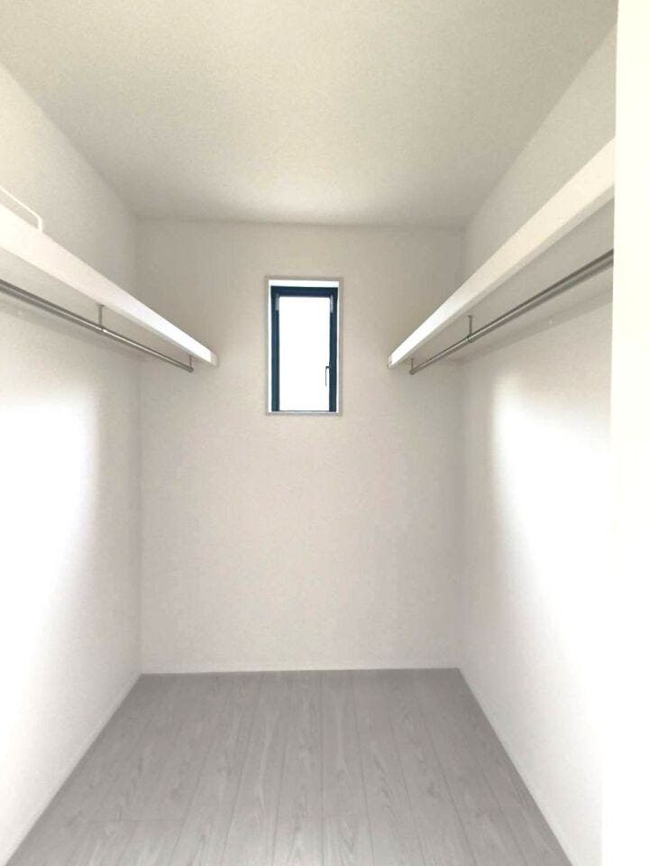 季節ものの衣類もまとめて収納できるため衣替えの手間が省けます