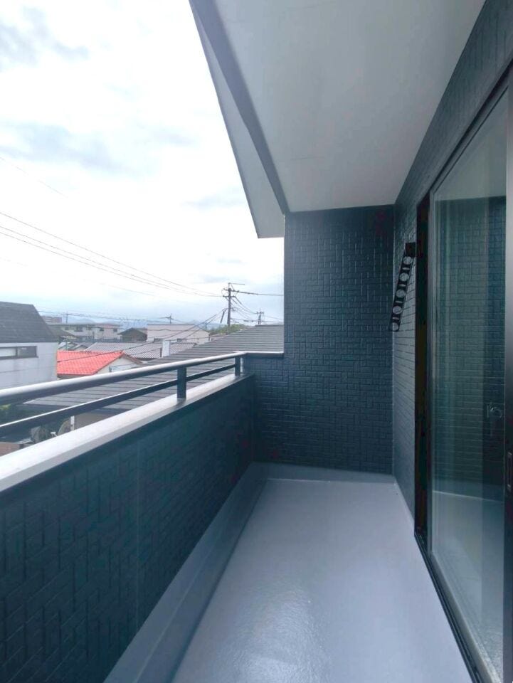 屋根付きのインナーバルコニーで雨が降っても使用でき、リラックススペースとしても十分な広さがあります