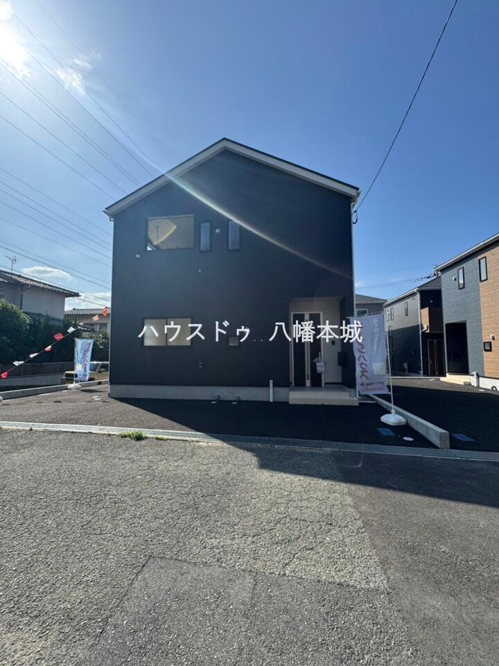 ブラック系外壁が高級感を演出し、飽きのこないデザインですね♪