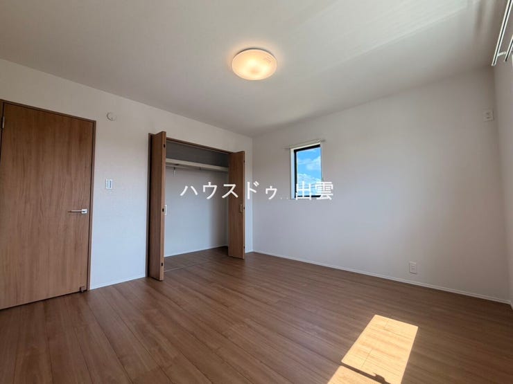 2階洋室。床材は汚れや傷のつきにくい、お掃除しやすいもの。寝室や子供部屋にぴったりです!こちらのお部屋のクローゼットには扉があり、1帖分のスペースを確保しています。