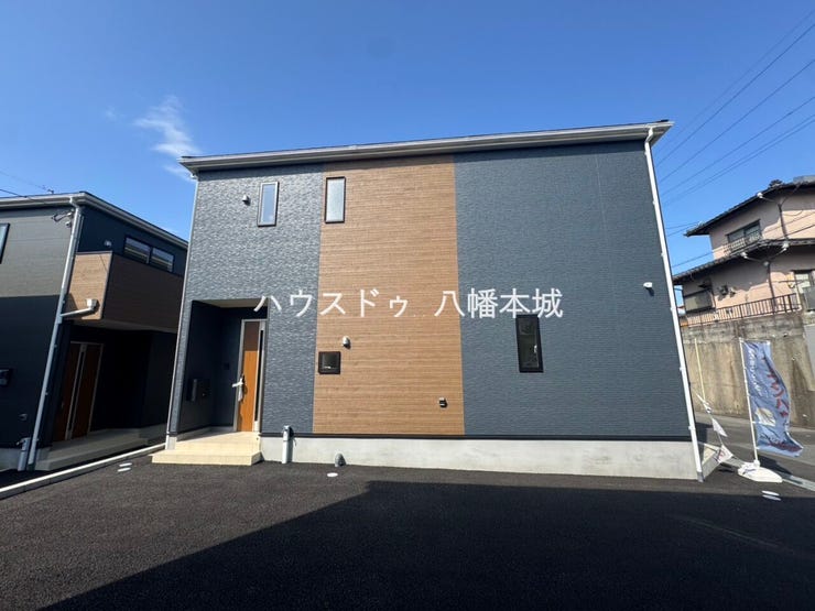 縦ラインの木目デザインがアクセントとなり、モダンで温かみのある印象に。
