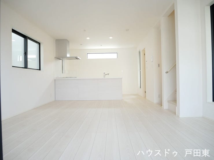 施工例 オープンキッチンなのでリビングがより広く感じられます♪