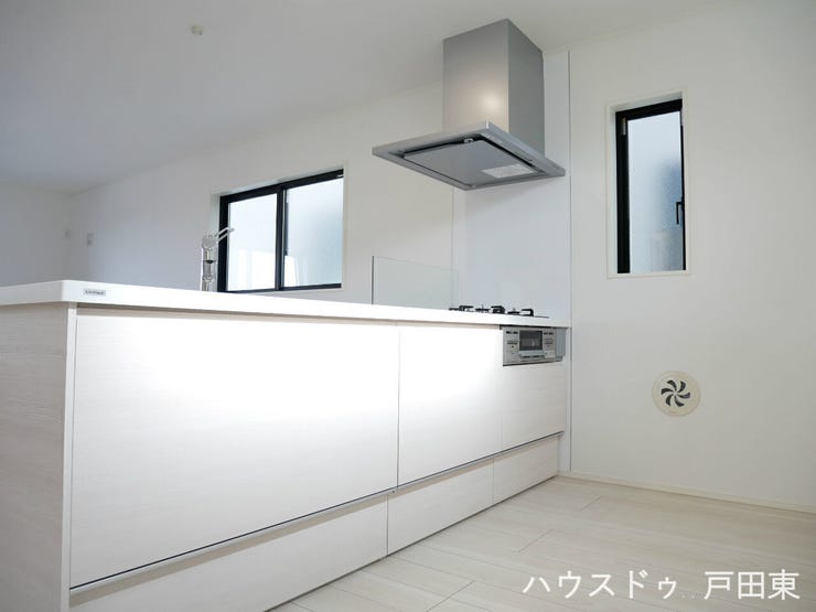 施工例 キッチンは開放感たっぷり!!明るいキッチンでお料理も楽しくなりますね