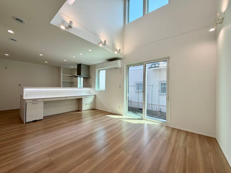 【リビング】
〈16帖〉
一条工務店施行物件!!
大きな窓から差し込む光と、吹き抜けの開放感が、毎日の暮らしをワンランク上へと引き上げます♪