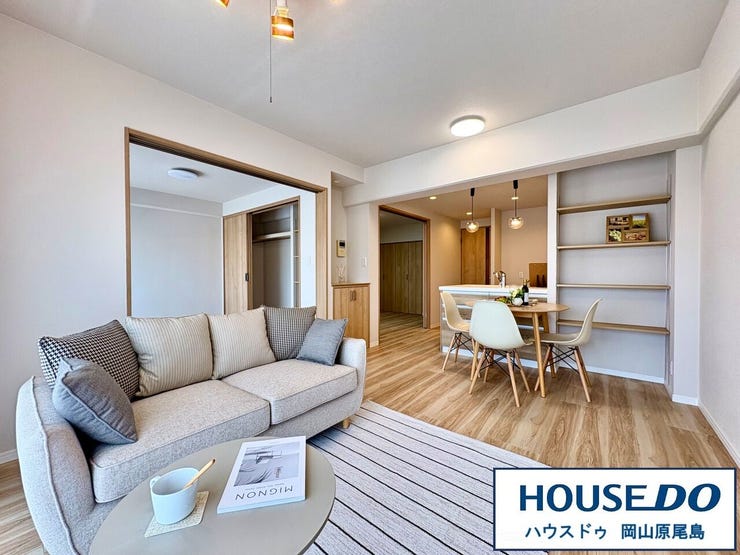 【リビング】
落ち着きのあるリビングは、家族と過ごす時間を大切にする方にぴったりのゆとりの住空間です。