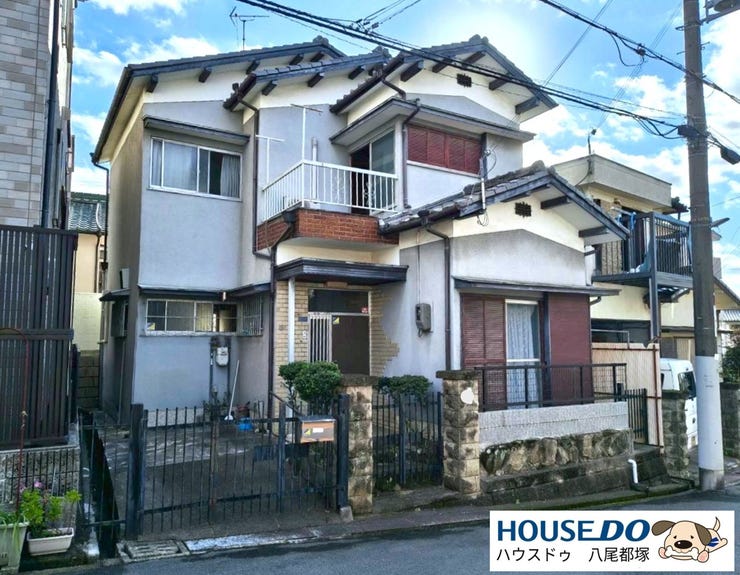 【外観】
駐車場付きの2階建て住宅♪