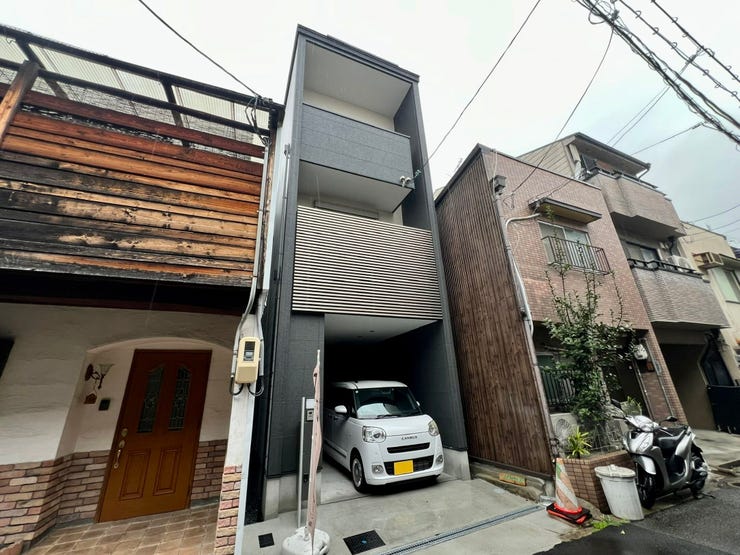 【外観】
布施駅徒歩5分の好立地に新築戸建が誕生!広々18.3帖のLDKや充実の収納設備が暮らしを彩ります。耐震等級3・省エネ性能4の高品質住宅。小中学校も近く、家族みんなが嬉しい立地環境です!