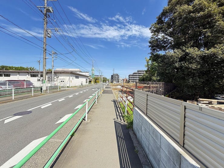 見通しの良い前面道路です。小さなお子さまのいるご家庭でも安心感がありま