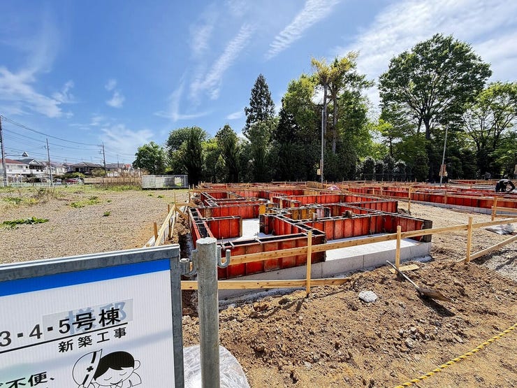 建築工事が進む現地です。完成後の暮らしを具体的に思い描けそうです。