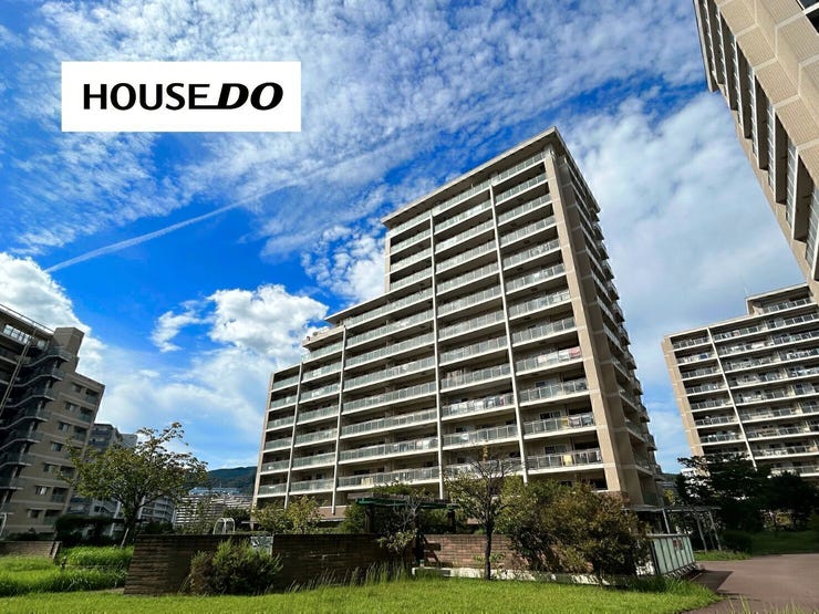 【外観】
緑と光に包まれる、開放感あるマンション!建物同士の間隔もゆったり取られ、圧迫感のない配置計画です。