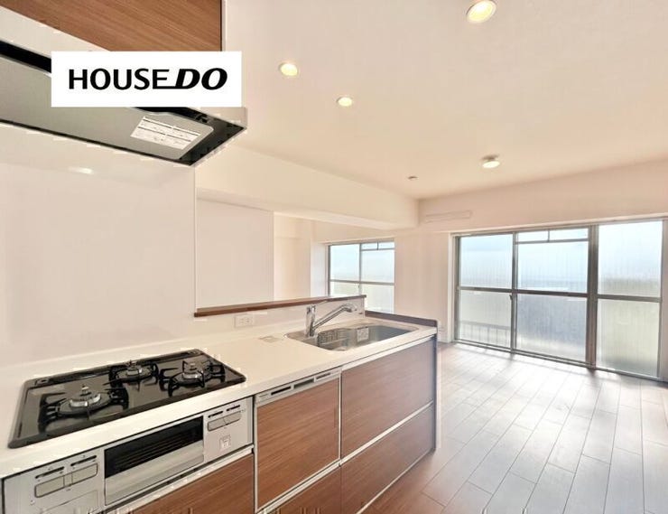 広々キッチンスペースでカップボードなども置いて頂けます!