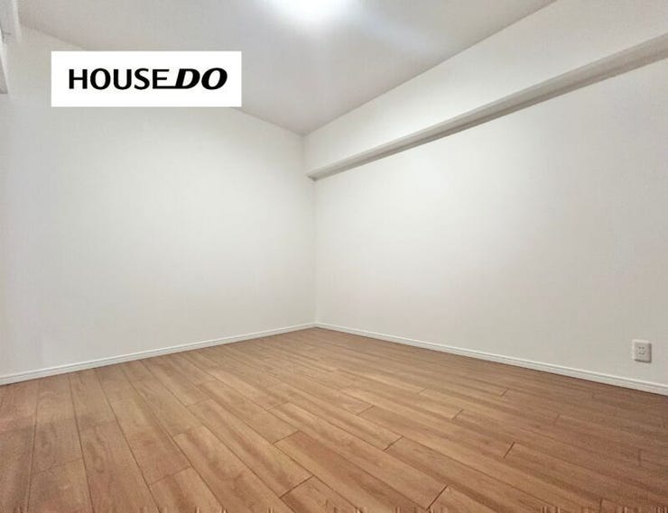 5.9帖洋室 ベッド・デスク・収納を置いても圧迫感が出にくく、
寝室・子ども部屋・書斎どれにも対応できます。