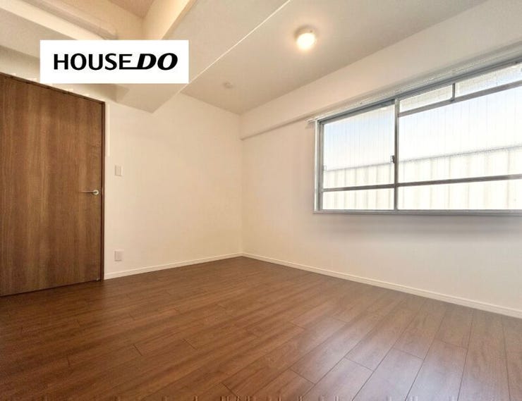 7.2帖洋室は窓が有り朝も気持ちよく起きられそうです◎