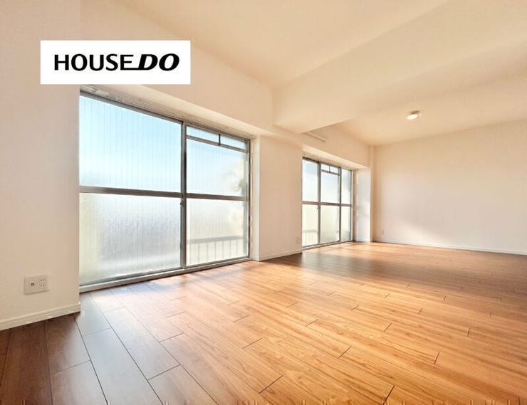 摺りガラスの窓は、カーテンいらずで昼間も開放的に過ごせます◎