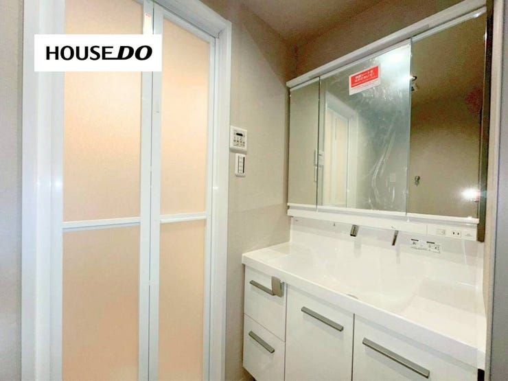 三面鏡付き洗面化粧台で、朝の身支度もスムーズ。収納力もあり、すっきり片付く使い勝手の良い洗面スペースです。