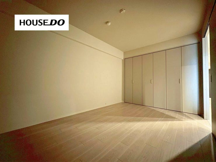 たっぷり収納できるクローゼット付きで、お部屋をすっきり広く使えます。主寝室にもおすすめの落ち着いた空間です。