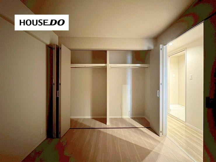 大容量クローゼット付きで、衣類や季節物もすっきり収納。居室空間を広く使える、使い勝手の良いお部屋です。