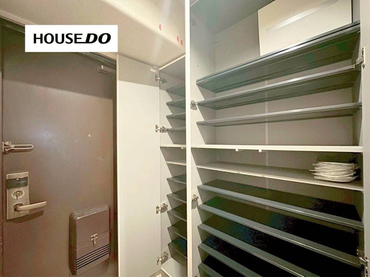 たっぷり収納できるシューズボックス付きで、玄関まわりもすっきり。ご家族分の靴もしっかり収まります。