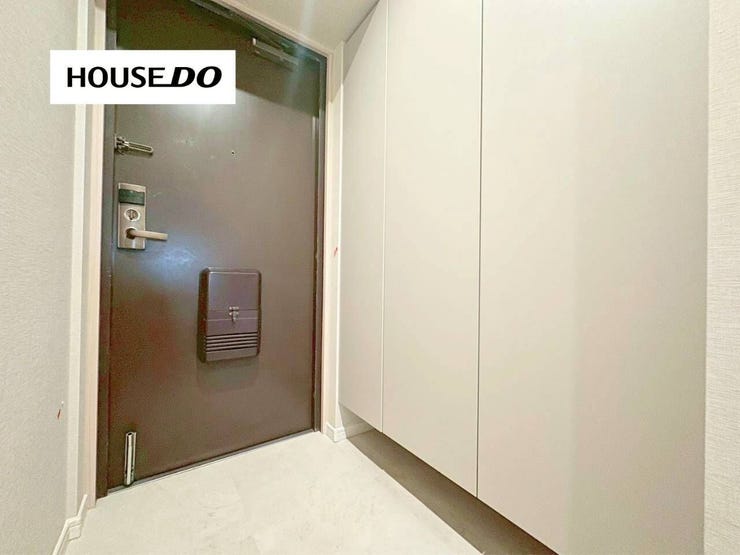 玄関横に収納を備え、靴や日用品もすっきり整理。帰宅時も来客時も気持ちよく迎えられる玄関空間です。