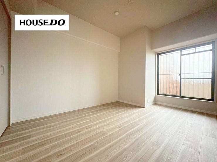 大きな窓から光が差し込む、明るく開放的なお部屋。ベッドやデスクも配置しやすく、主寝室にもおすすめです。