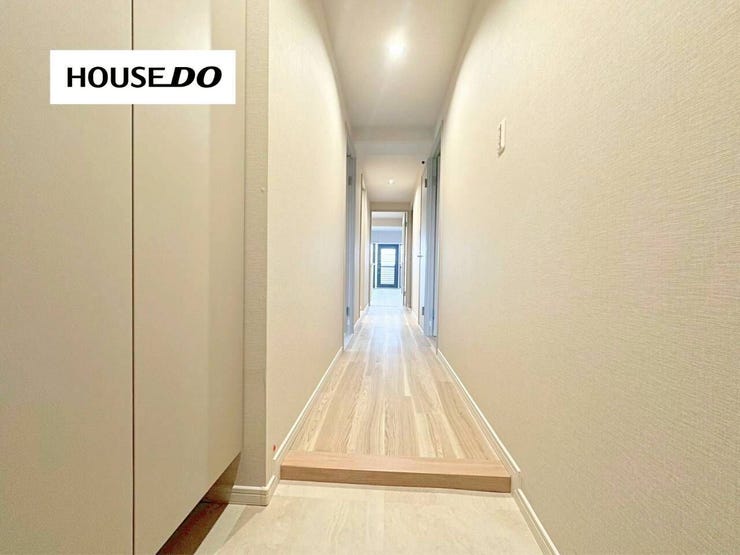 玄関から奥までまっすぐ伸びる廊下が、住まいにゆとりと上質感を演出。すっきり整った室内が印象的です。