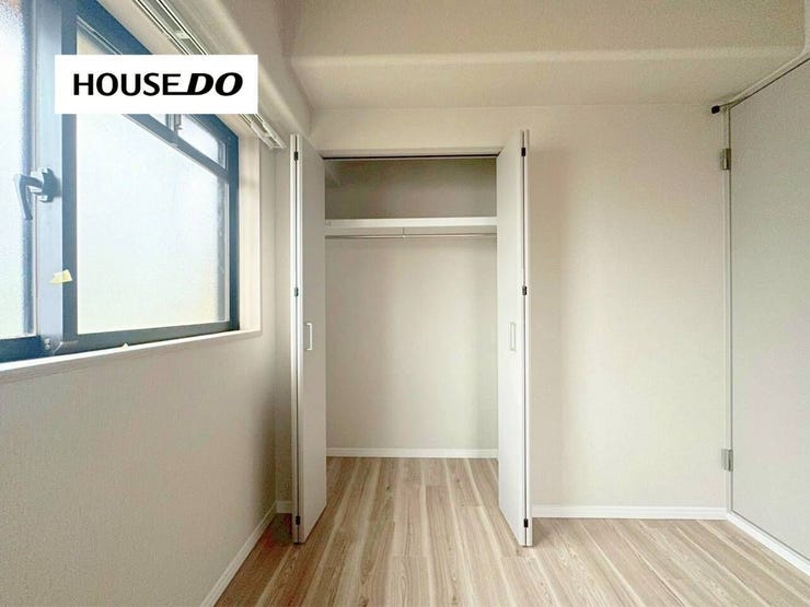 窓付きでやわらかな光が入る居室。クローゼット付きで収納もしっかり確保され、子ども部屋や書斎にも使いやすい空間です。