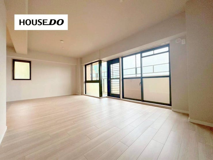 大きな開口部から光がたっぷり入る、開放感あふれるLDK。家族みんなが心地よく過ごせる広々空間です。