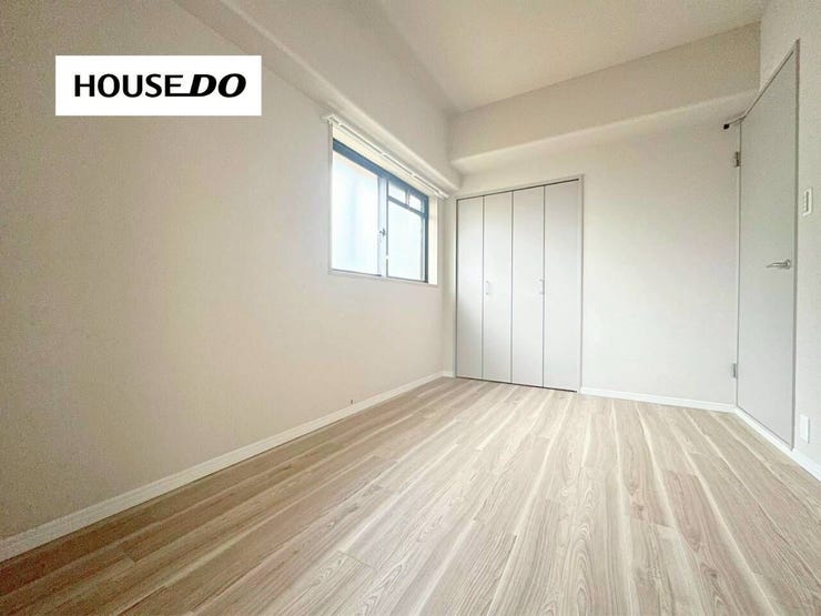 収納付きでお部屋を広くすっきり使える洋室。やわらかな光が入る、子ども部屋や書斎にも使いやすい空間です。