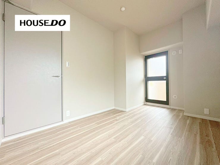 大きな窓から光が差し込む、明るく開放的なお部屋。ベッドやデスクも配置しやすく、主寝室にもおすすめです。