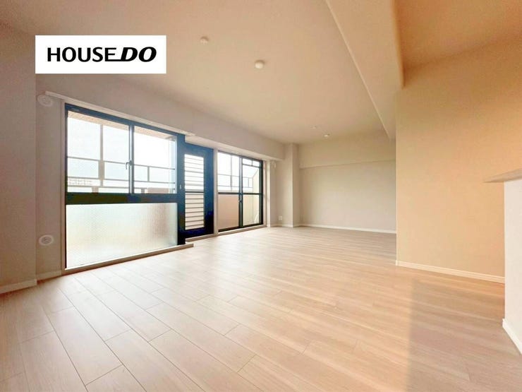 大きな窓から光が差し込む、明るく開放的なLDK。ゆとりある広さで、家族それぞれが心地よく過ごせる空間です。