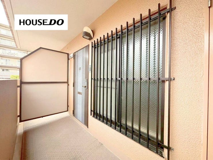 玄関前はゆとりある共用廊下で開放感あり。窓には面格子付きで防犯面も安心、プライバシーにも配慮された設計です。