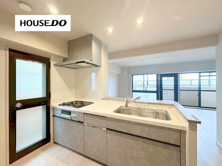 開放感ある対面キッチンは、リビングを見渡しながら料理ができる間取り。家族との会話も自然と弾みます。