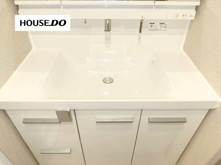 広々ボウルで水はねしにくく、朝の身支度やお掃除も快適。使いやすさにこだわった洗面化粧台です。