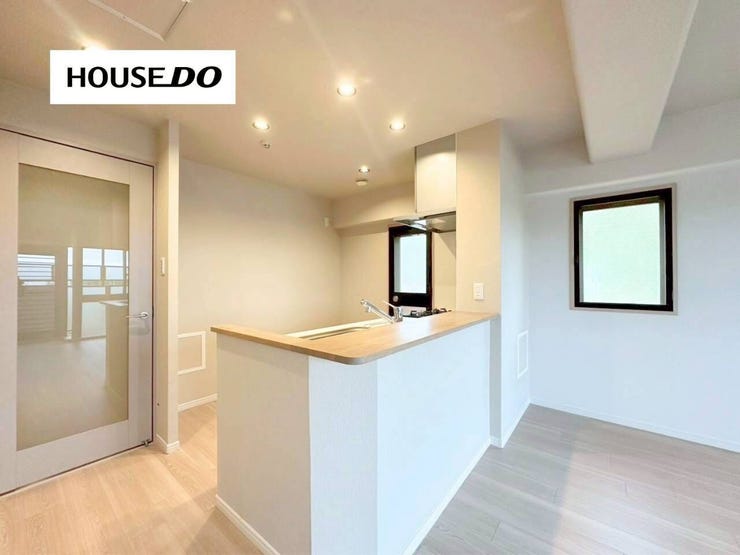 開放感ある対面キッチンは、配膳や片付けもしやすい設計。家族とのつながりを感じながら暮らせる空間です。