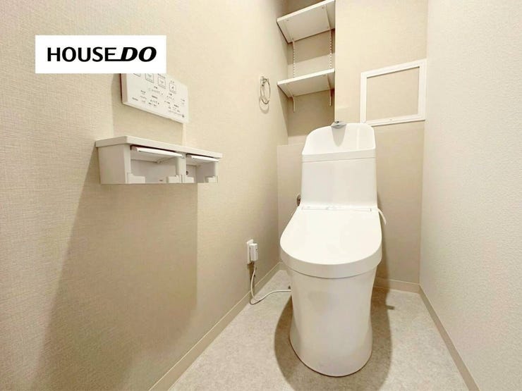 温水洗浄便座付きの清潔感のあるトイレは新調済み。上部棚付きでストック収納もしやすく、毎日気持ちよく使える快適空間です。