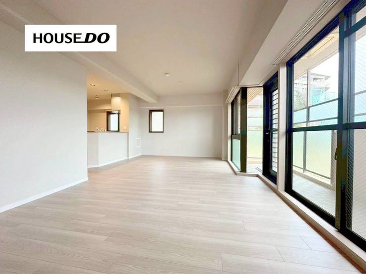 明るく開放感あふれるLDK。大きな窓からたっぷり光が入り、家族で心地よく過ごせる空間です。ぜひ現地でご体感ください。